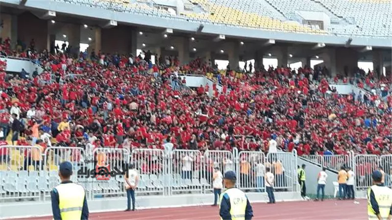 توافد جماهير الأهلى والزمالك على استاد برج العرب.. صور