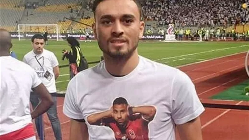 لاعبو الأهلي يؤازرون مؤمن زكريا قبل انطلاق السوبر