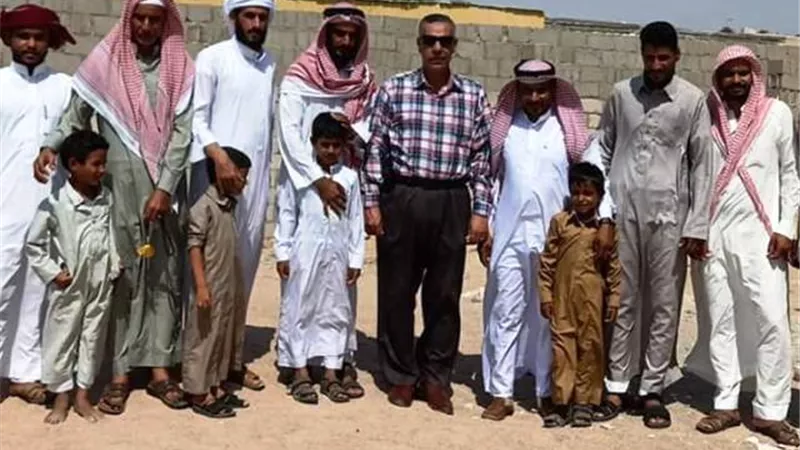 رئيس مدينة طور سيناء يتفقد قرية الوادى ويلتقى بمشايخها ومواطنيها