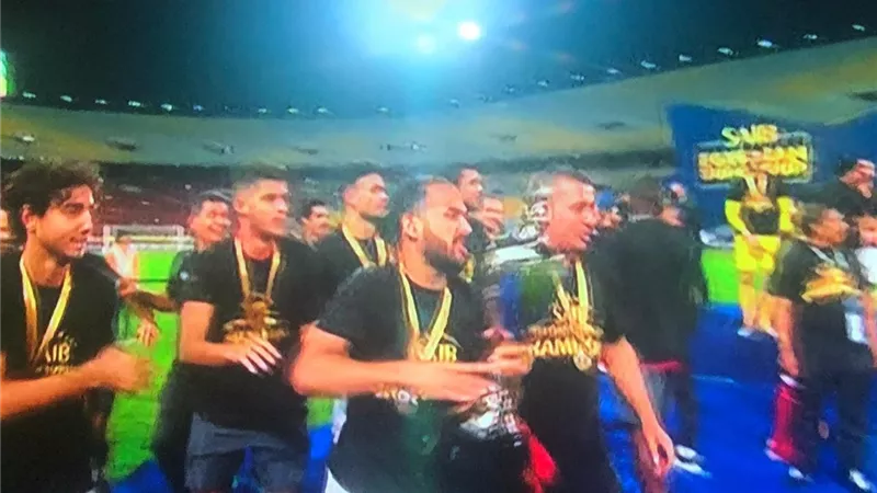 لاعبو الزمالك يغادرون الملعب أثناء استلام لاعبى الأهلى الميداليات