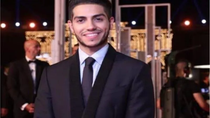 بطل فيلم علاء الدين يغنى للعندليب .. فيديو