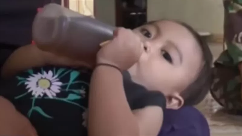 بالفيديو ...رضيعة تعانى من نقص النوم والسبب عجيب