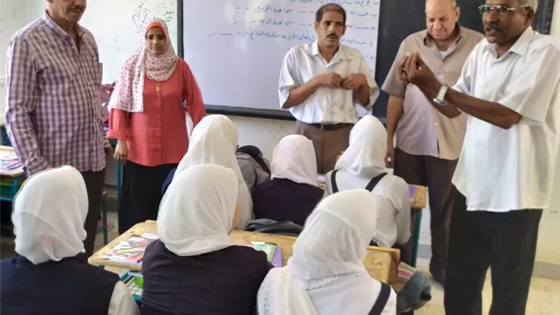 رئيس مركز الزينية شمال الأقصر فى طابور الصباح