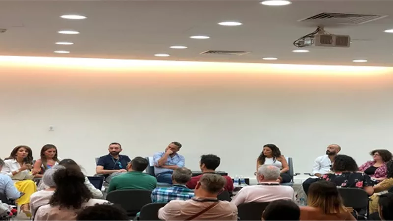 بدء ندوة 