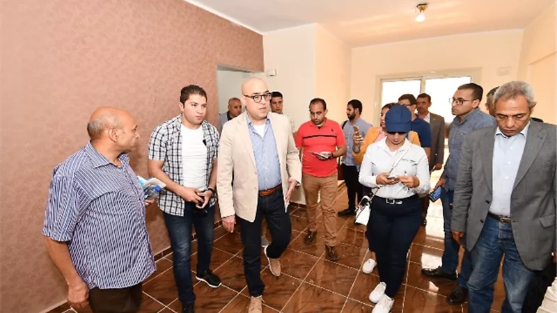 وزير الإسكان يتفقد الوحدات السكنية بالإسكان الاجتماعى بمدينة الفيوم الجديدة