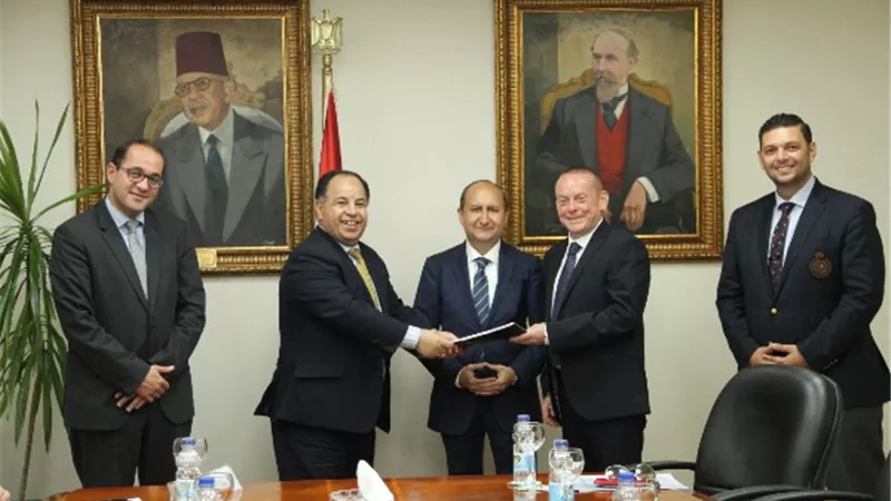 وزيرا المالية والتجارة يوقعان اتفاق تسوية المستحقات لشركة «سوميتومو إيجيبت»