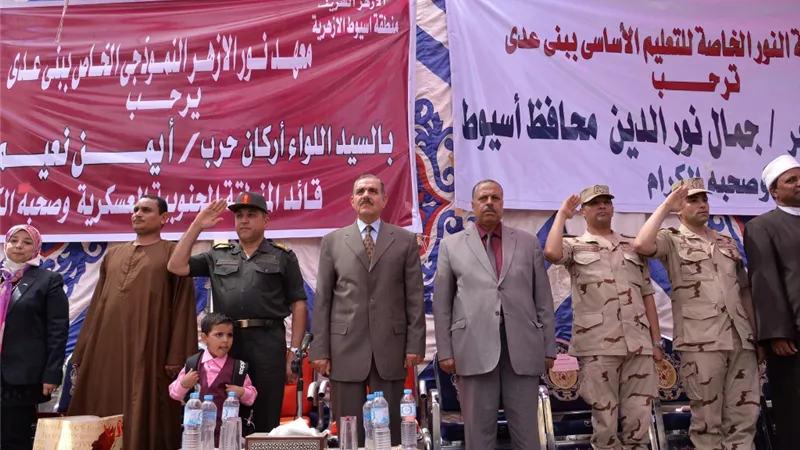 محافظ أسيوط وقائد المنطقة الجنوبية يكرمان نجل الشهيد 