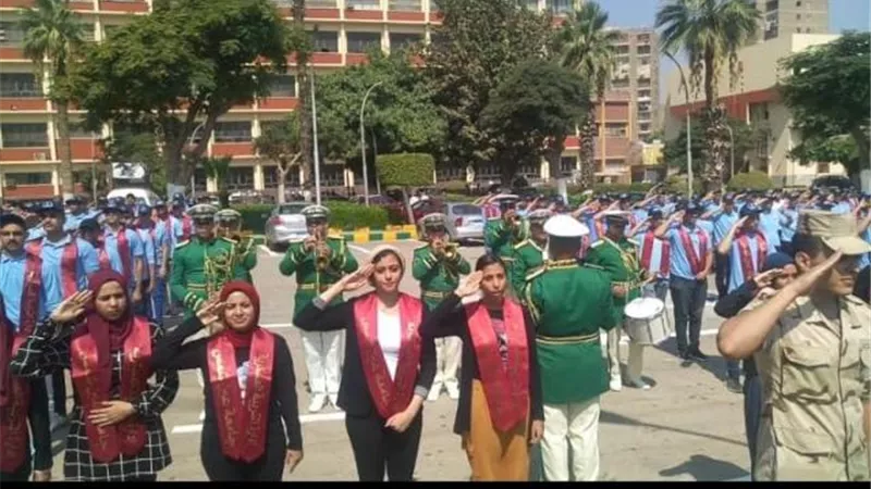 بالصور.. وزير التعليم العالي ورئيس جامعة عين شمس يشهدان تحية العلم من طلاب التربية العسكرية