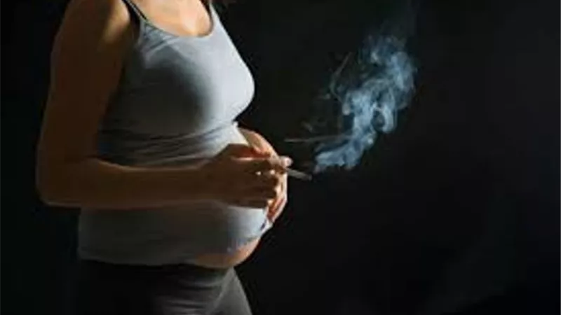 تدخين الحوامل يضر بخصوبة بناتهن