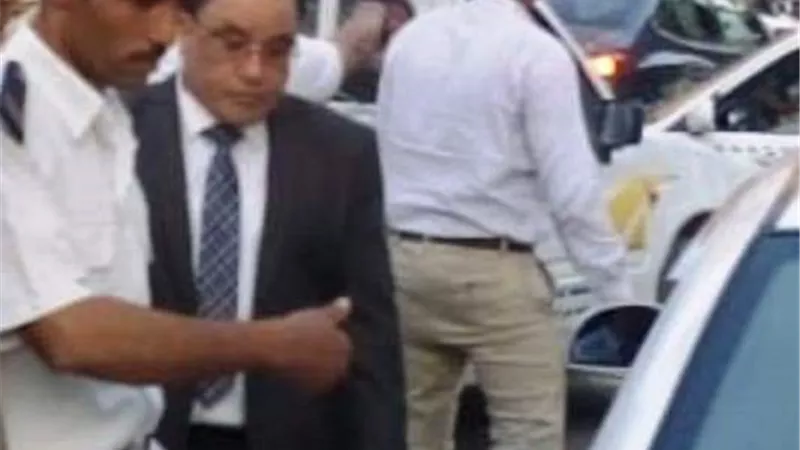 رئيس حى المعادى يقود حملة لإزالة الاشغالات بالصور