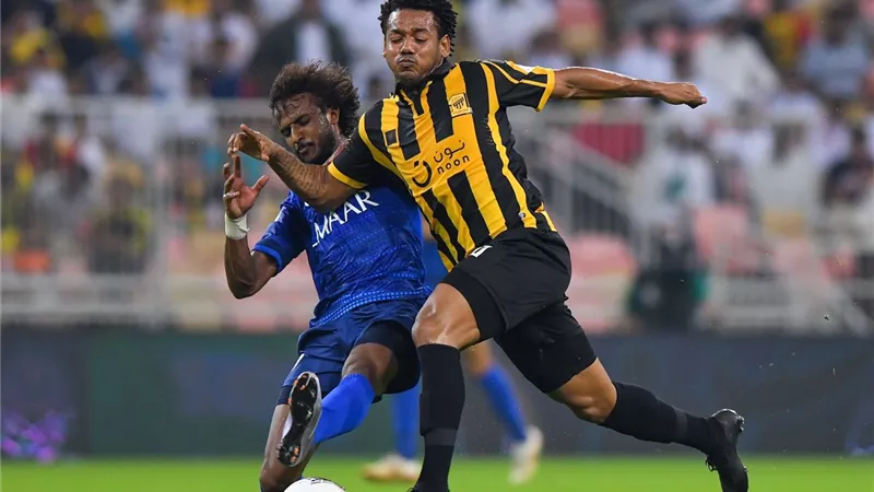 الهلال يهزم الاتحاد 2-1 في الشوط الأول