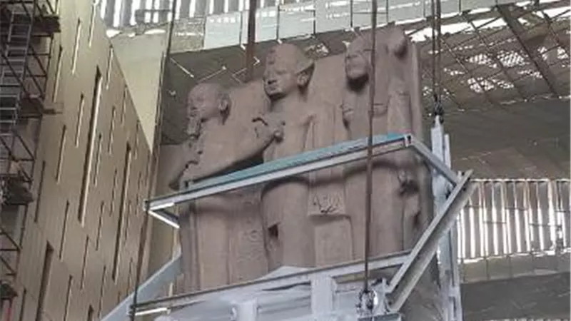 الاثار: وصول قطع اثرية ضخمة الي المتحف المصري الكبير ، تمهيدا لعرضها بالدرج العظيم