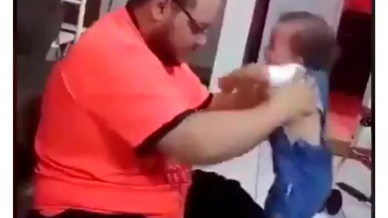 فيديو معذب الرضيعة يثير موجه غضب عبر مواقع التواصل