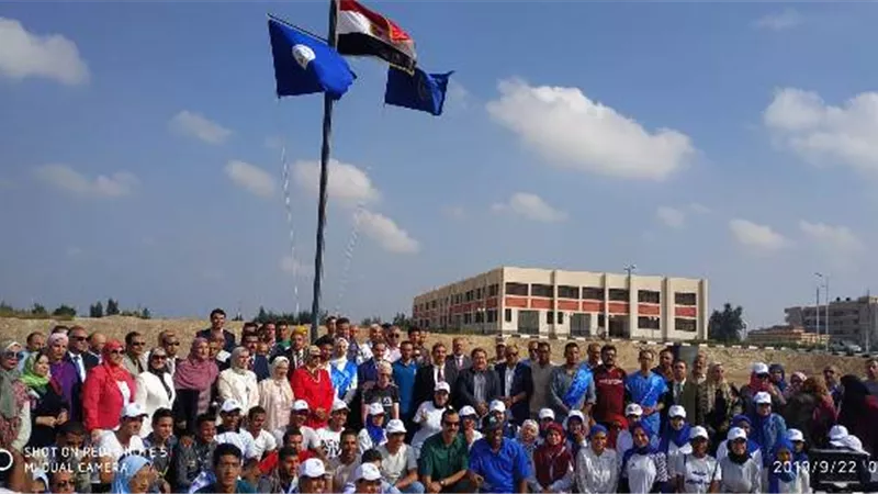 قيادات جامعة القناة يحيون العلم ويرددون السلام الوطني في بداية العام الجديد