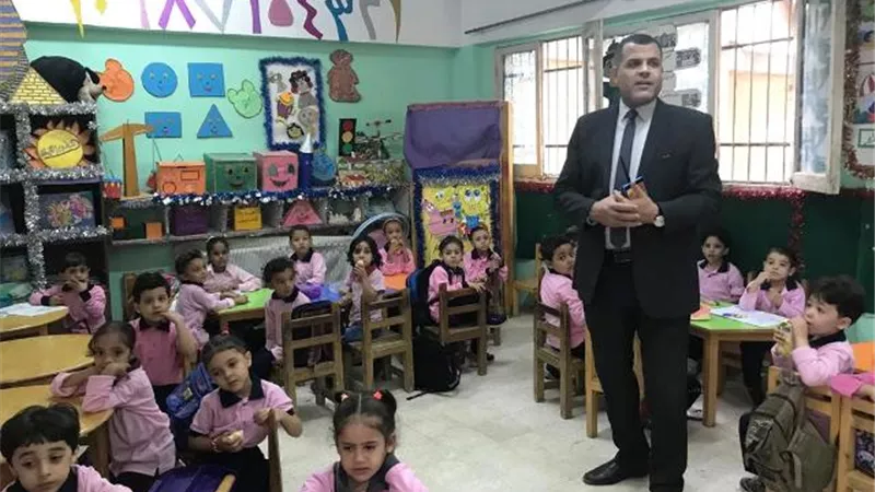 مدير الادارة التعليمية بالساحل يتفقد المدارس فى أول يوم للدراسة بجميع المراحل بالصور