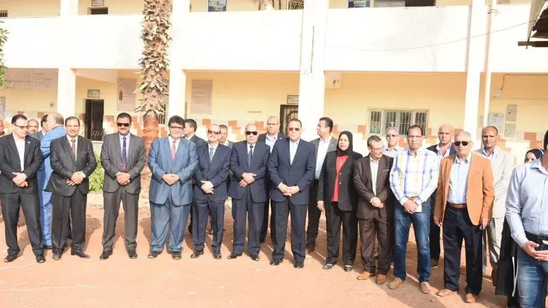 محافظ الشرقية بين التلاميذ في طابور صباح أول يوم دراسى