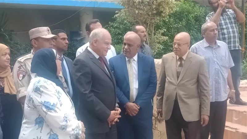 محافظ الجيزة يتفقد مدرسة 