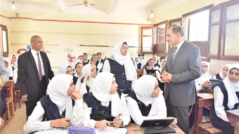 محافظ أسيوط يتفقد مدرستين في مدينة أبوتيج.. صور