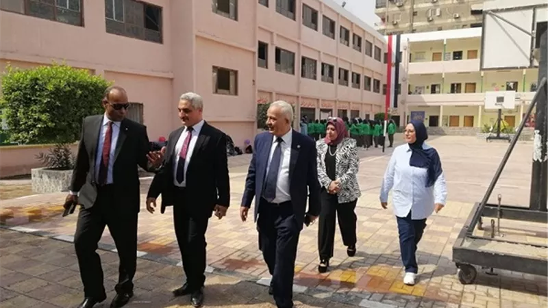 حجازى يطمئن على وصول الكتب الدراسية واستقبال الطلاب
