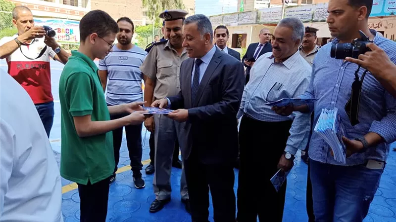 مدير أمن المنوفية يتفقد المدارس و يتابع توزيع الكراسات المجانية ضمن مبادرة كلنا واحد .. صـــــــــــــور