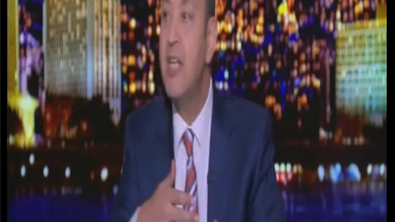 عمرو اديب يستعيد مشاهد الانهيار الاقتصادي في ٢٠١١ ويؤكد : مازلنا ندفع الثمن