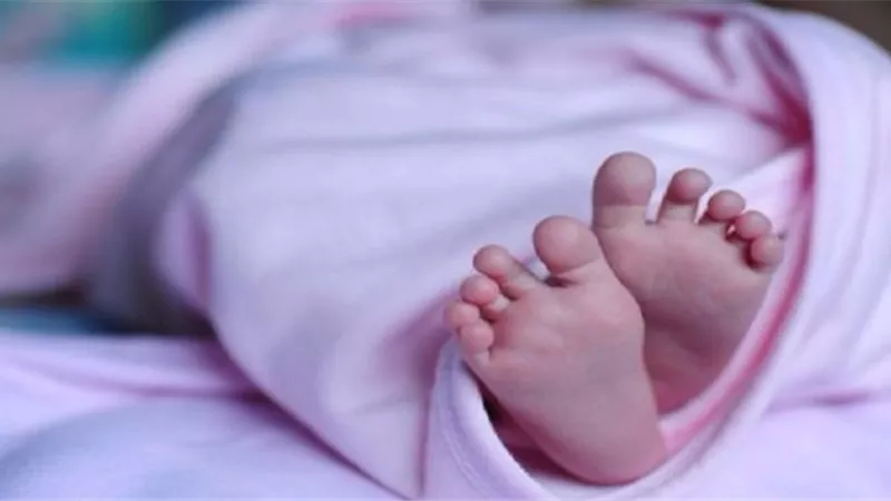 وفاة رضيع بعد سقوطه من أعلي سرير وإصابته بنزيف في المخ بالدقهلية