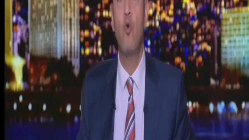 عمرو اديب يلقن قنوات الاخوان درسا ويسخر منهم بعد كشف كذبتهم