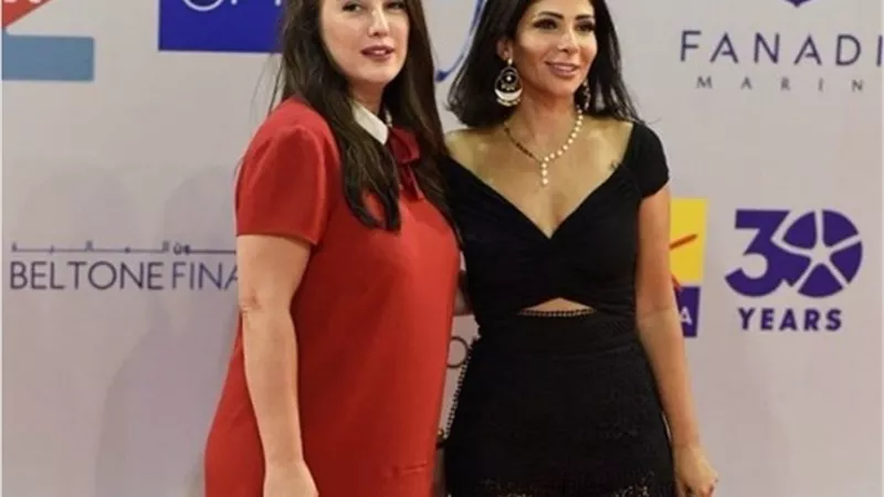 منى زكى تتألق ببنطلون 