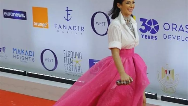 منى زكي نجمة فى سماء الجونة