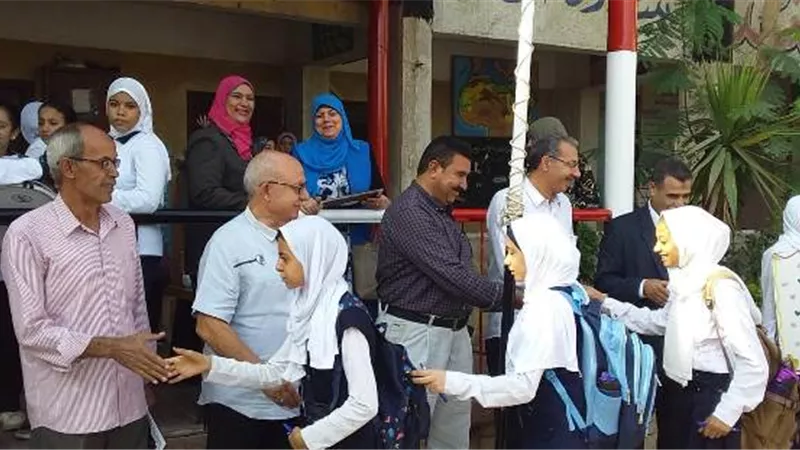 رئيس مدينة الخانكة ومدير التعليم يتفقدان المدارس
