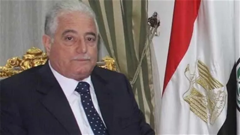 فوده هنأ طلاب المدرسة الفكرية بالعام الجديد وأهداهم ملابس وحقيبة المدرسة