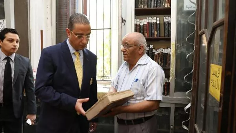 محافظ سوهاج يفاجئ مكتبة 