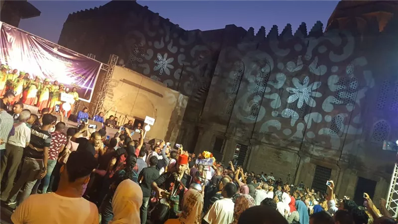 شارع المعز يستقبل حشد جماهيرى غفير فى مهرجان سماع الدولى للإنشاد والموسيقى الروحية