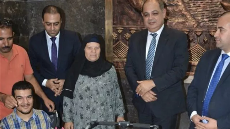 محافظ الغربية .. توفير كرسي كهربائي متحرك لأحد المواطنين من ذوى الإعاقة
