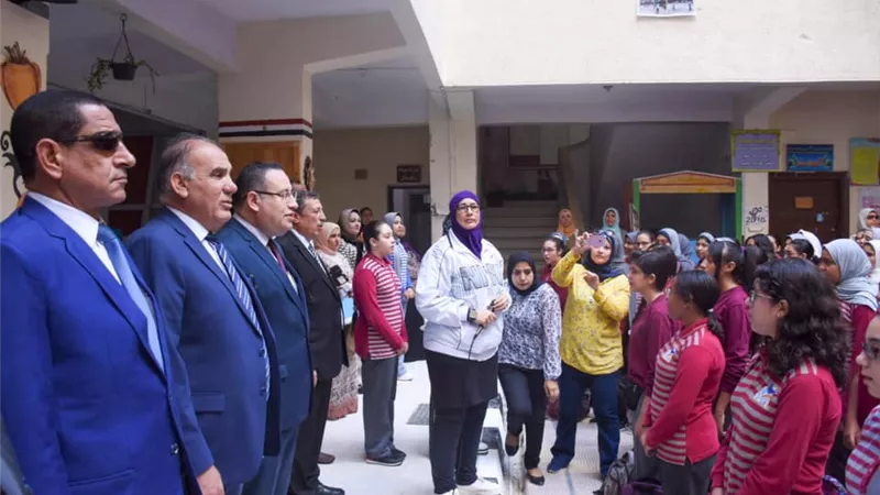 محافظ الأسكندرية : تسليم الكتب المدرسية دون التقيد بسداد المصروفات