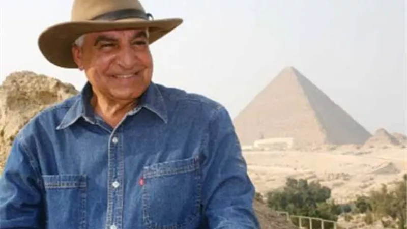 زاهي حواس يوقع كتاب 