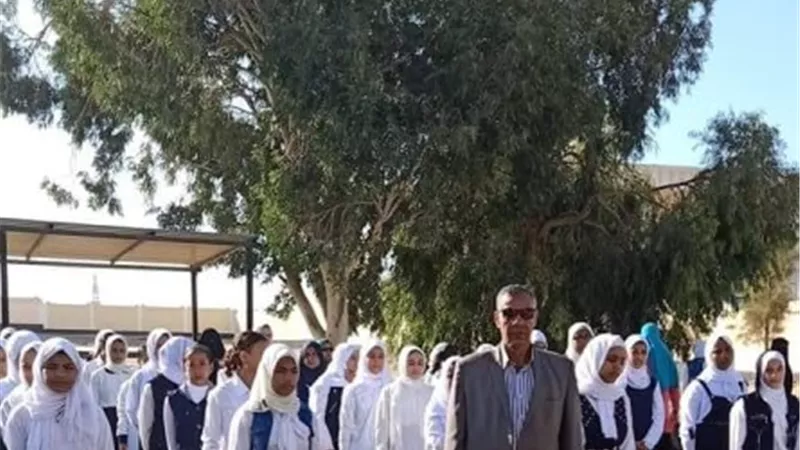 رئيس مدينة طور سيناء يشارك مدرسة الشهيد عمر شكرى طابور الصباح