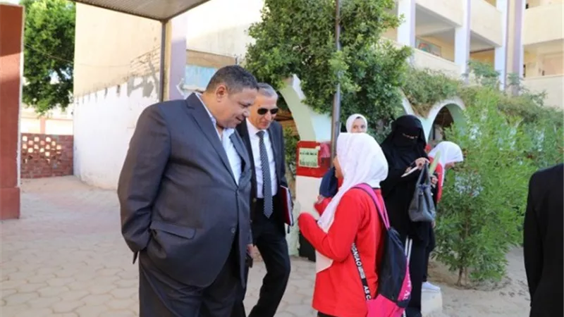 جولة تفقدية صباحية والتزام الزي المدرسي للمعلم بالوادي الجديد.صور