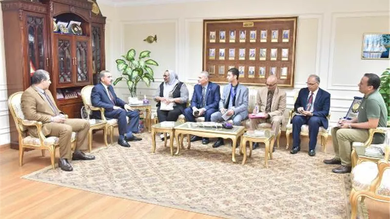 محافظ أسيوط يستقبل وفد التنمية المحلية لتسريع الإستجابة للقضية السكانية