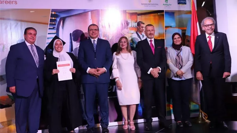 وزير القوى العاملة يشهد حفل تخرج 180 متدربا على الخدمات الفندقية