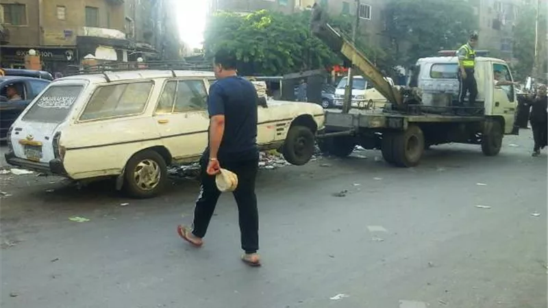 حملات مكثفة بشوارع المطرية لرفع السيارات المجهولة بالصور