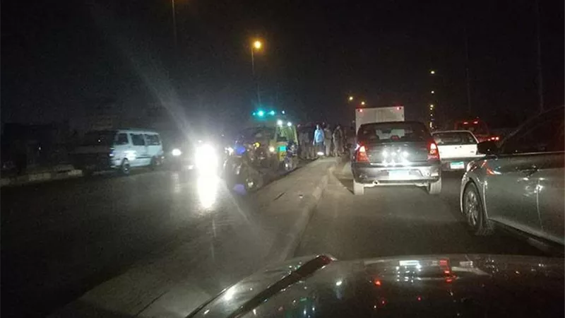إصابة 4 فى حادث سقوط سيارتين من أعلى المحور