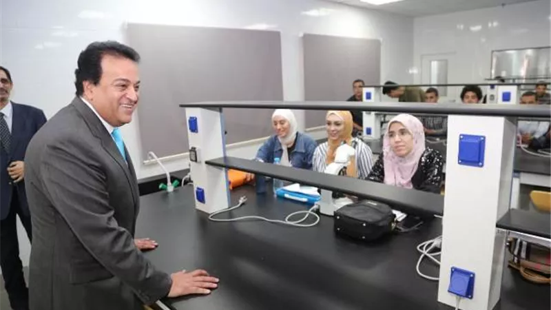 وزير التعليم العالي يتفقد كلية الطب بجامعة النهضة