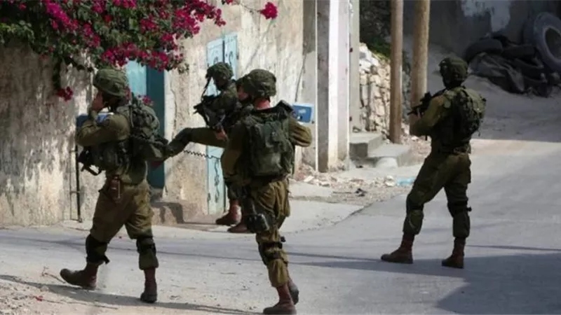 الاحتلال الاسرائيلى يقتحم مدينة رام الله ويعتقل وزير شؤون القدس