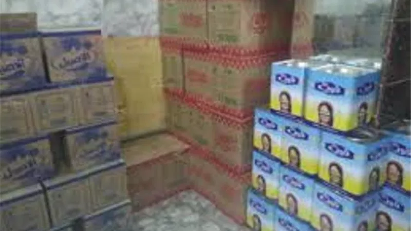 ضبط مخزن وبداخلة اطنان من المواد غذائية الفاسدة بالدرب الأحمر