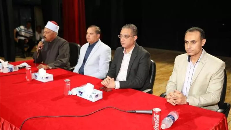 محافظ سوهاج يشهد ندوة تثقيفية لأئمة الأوقاف عن 