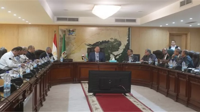 متابعة المشروعات بمجلس الوزراء تبحث حلولاً لمشروعات الفيوم العالقة