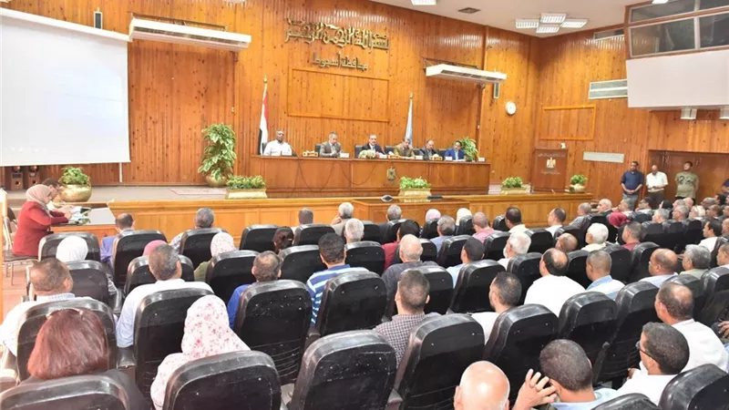 محافظ أسيوط يعقد اجتماعاً برؤساء المراكز ومهندسي الإدارات الهندسية لمناقشة تفعيل قانون التصالح في مخالفات البناء