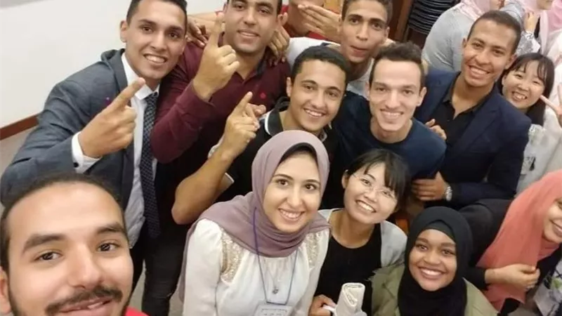 طالب في ألسن أسوان يفوز بالمركز الاول في مسابقة الخطابة لجامعة هيروشيما