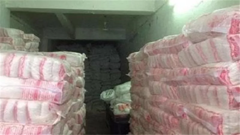 ضبط اطنان من المعسل والسلع الغذائية الفاسدة بداخل مصنع بالمرج